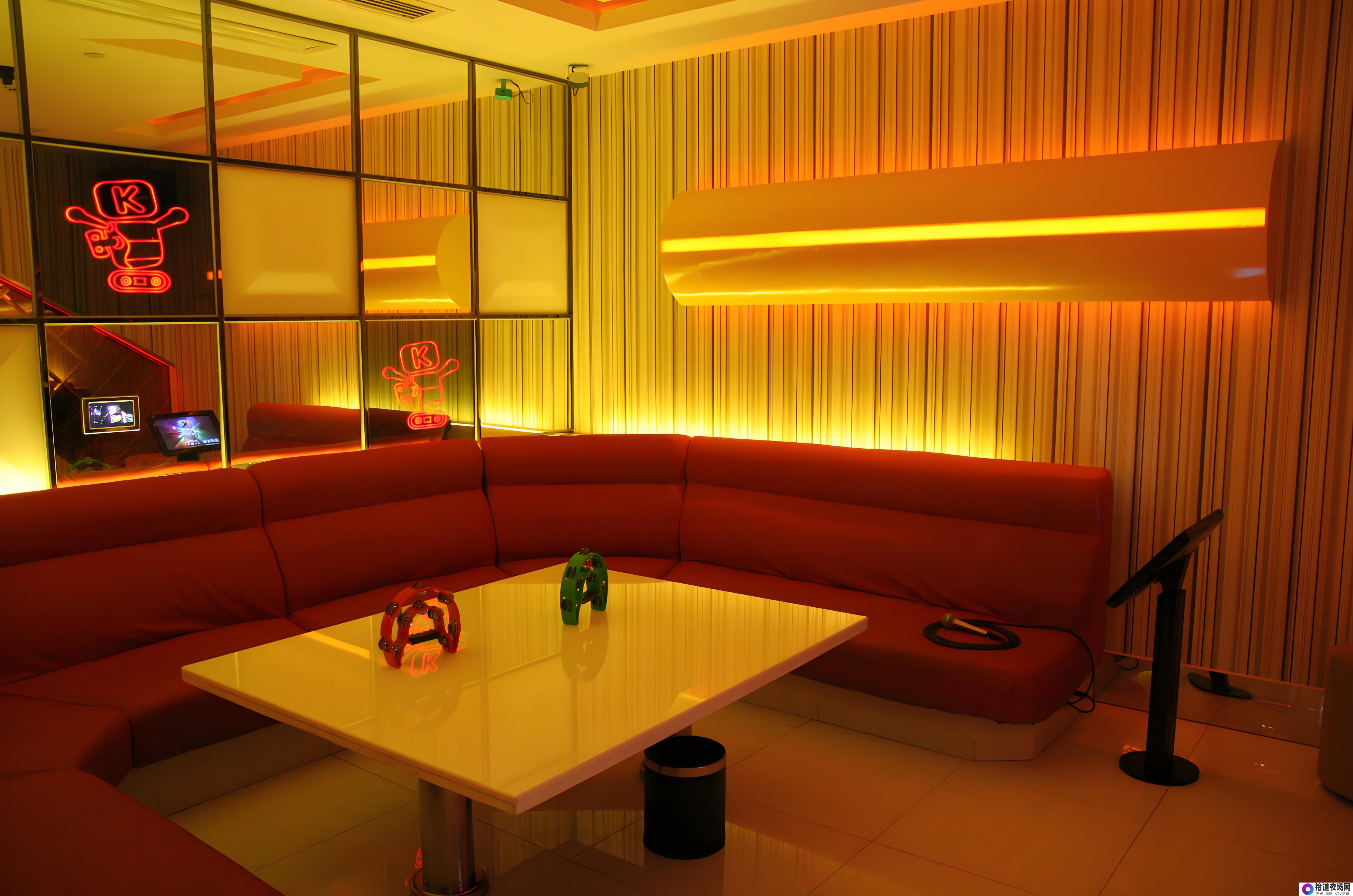 夜场工作的女生，她们的日常与梦想：以城市知名夜景点为例